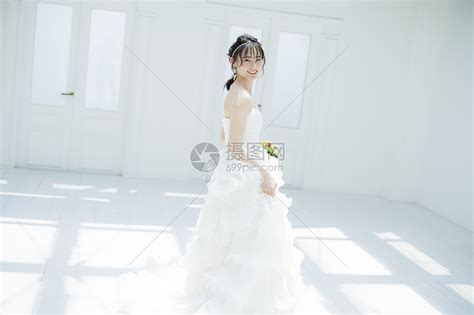 提着裙摆转身微笑的新娘高清图片下载-正版图片502233505-摄图网
