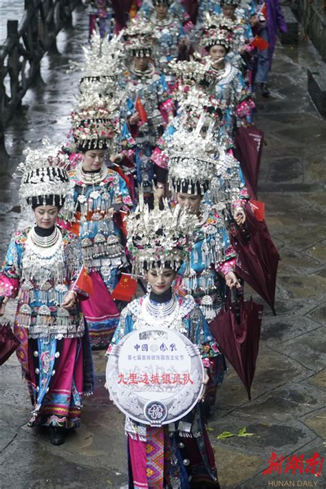 湘西苗族人的服饰特征-湘西凤凰民俗_ 凤凰古城旅游网