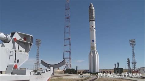 俄罗斯质子-M 运载火箭已经竖起，将于13日发射两颗快车通信卫星__财经头条