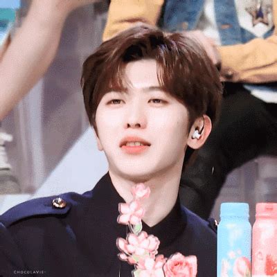 宝藏男孩蔡徐坤GIF图片