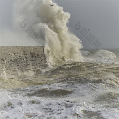 灯塔与汹涌澎湃的海浪摄影高清jpg格式图片下载_熊猫办公