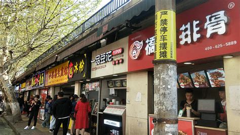 2021来买小吃的人特别多。#汉口水塔美食街## 江汉路步行街# 本想去江汉路闲逛，却无意间发现了这条美食街_汉口水塔美食街-评论-去哪儿攻略