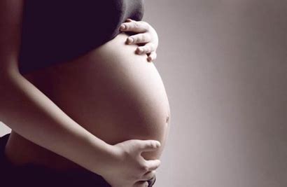怀孕初期肚子疼怎么回事，像来月经一样腹痛是什么原因？ - 妈妈育儿网