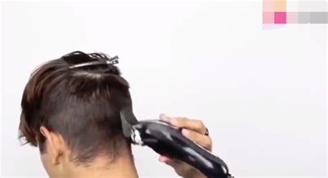 理发师给顾客剪头发图片-包图网