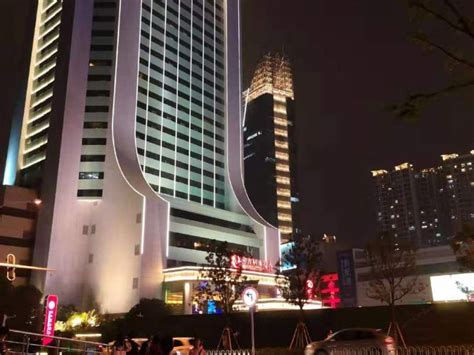 武汉城市建筑夜晚地标华美达酒店航拍摄影图配图高清摄影大图-千库网