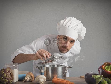 【高清组图】跟着大厨学做菜 厨师培训促就业