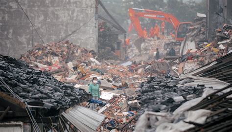 求震前震中震后的房屋的图片..(震:地震)_百度知道