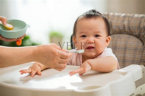 母亲愉悦婴儿食品妈妈喂宝宝吃饭高清图片下载-正版图片501920117-摄图网