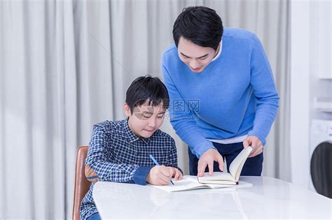 年轻爸爸辅导孩子做作业高清图片下载-正版图片507627132-摄图网