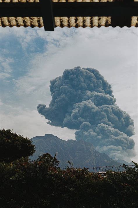 日本樱岛火山喷发：山口升起滚滚黑烟 ，高达3400米_环球要闻_湖南红网新闻频道