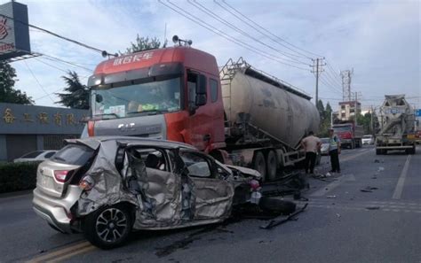 新疆乌大高速3车相撞致一槽车泄漏 - 太平洋消防网