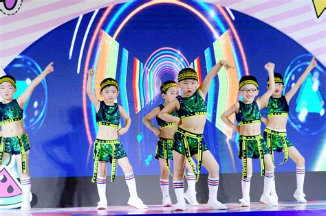 2021最新幼儿园六一舞蹈《有一个姑娘》_腾讯视频