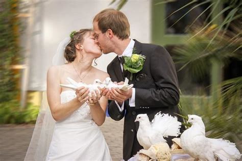 婚礼上怎么接吻(婚礼现场接吻的正确姿势 怎么才能得体又好看) - 【爱喜匠】