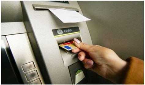 手从ATM自动取款机取钱高清图片下载-正版图片503571350-摄图网