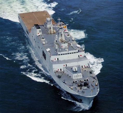 图文：中国海军新型071级万吨船坞登陆舰_新浪军事_新浪网