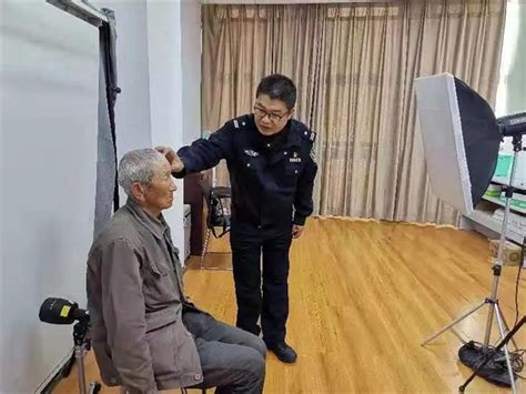 漂泊四十载后，71岁老人拍了人生第一张二代身份证照片_云南长安网