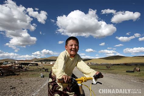 磕长头，西藏独特的风景！_荔枝网新闻