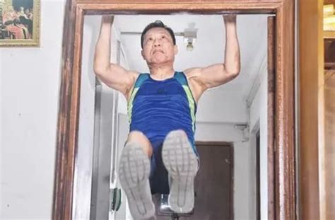 79岁大爷在一众肌肉猛男的围观下，单手挂在单杠上给年轻人做示范_腾讯视频