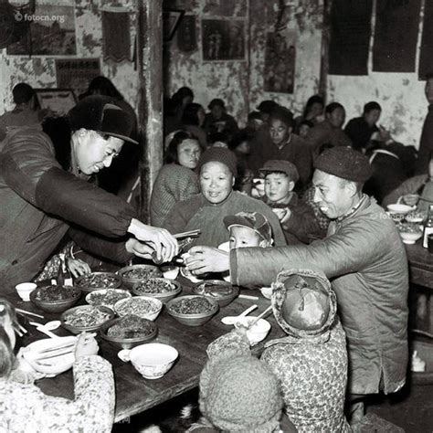 60年前，人民公社大食堂老照片：吃饭不要钱，幸福万万年_社员