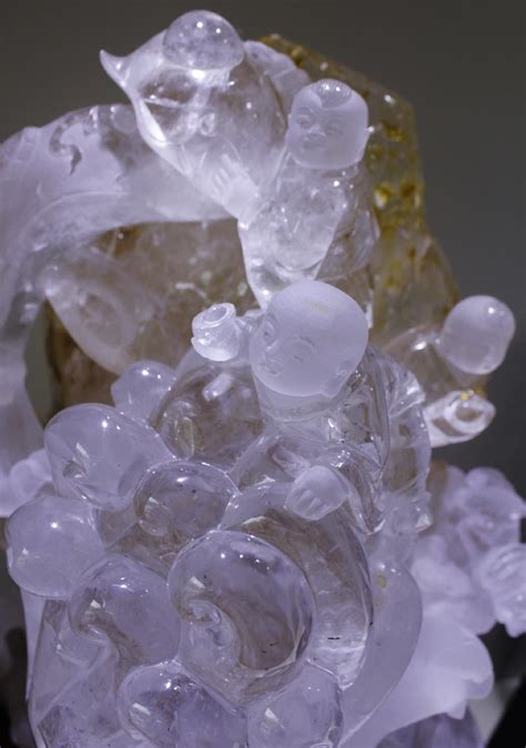 东海水晶博物馆收藏的水晶工艺品，晶莹剔透，巧夺天工。