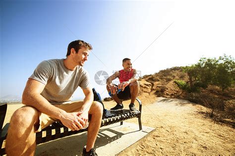 两个男朋友坐在长凳上悬崖顶看着风景高清图片下载-正版图片501854431-摄图网