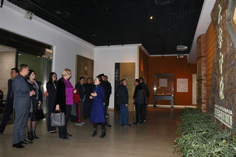 立陶宛驻华大使伊娜·玛邱罗尼塔参观河南博物院