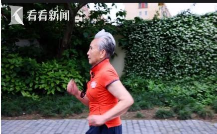 81岁本科毕业 学霸奶奶成"网红"_新闻频道_中国青年网