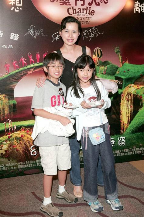 香港导演陈嘉上60岁生日公布喜获女儿双喜临门，30岁妻子隔空祝福