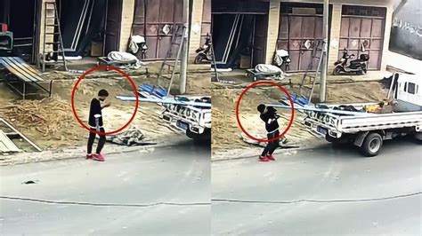 监拍：安徽“低头族”男孩走路玩手机不慎撞上铁皮割破额头_腾讯视频