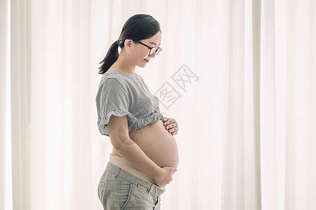 孕妇抚摸肚子高清摄影高清图片下载-正版图片500083447-摄图网