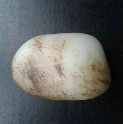 一般什么石头才是玉（玉石一般出现在什么样的石头里）-小文海黄