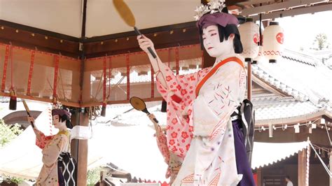 日本游客与传统歌舞艺妓合影高清图片下载-正版图片502063247-摄图网