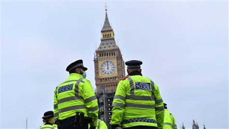 英国数百名警察涉嫌性犯罪：涉案超千起 或被解雇_手机新浪网