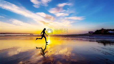 夕阳下跑步的女孩图片素材-正版创意图片500786097-摄图网