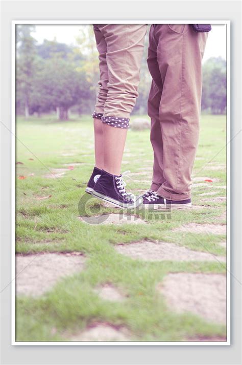 情侣踮起脚尖拥抱爱情摄影图摄影图1024*1542图片素材免费下载-编号1249752-潮点视频