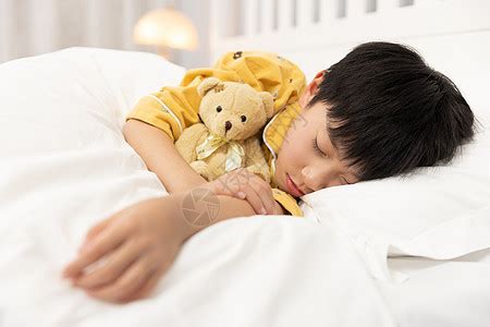 抱着小熊睡着的小男孩高清图片下载-正版图片501729967-摄图网
