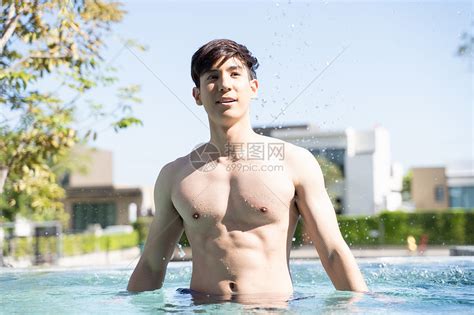泳池里的阳光帅气的青年男子高清图片下载-正版图片502332456-摄图网