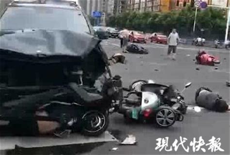 南宁发生四车碰撞事故，致两人受伤送医，其中一人伤情较重|南国早报网-广西主流都市新闻门户