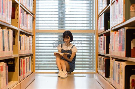 图书馆女孩图片
