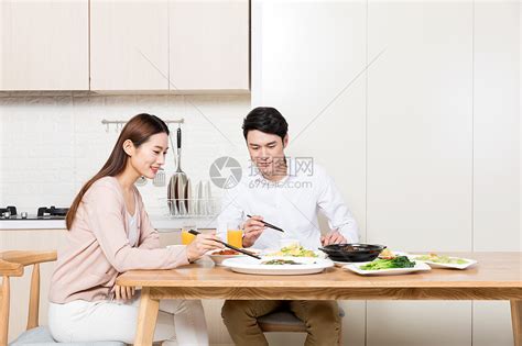 年轻夫妻在家吃饭高清图片下载-正版图片500813144-摄图网