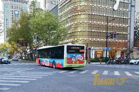 「上海外滩双层巴士：穿越国际大都市」 - 上海天迪广告-上海公交车身广告-双层巴士广告-站台候车亭广告