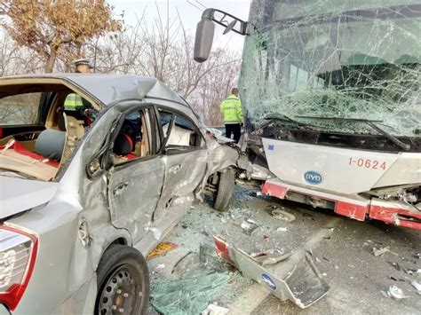 金柳路严重车祸！轿车与公交车相撞，受伤司机仍在抢救中|轿车|公交车|相撞_新浪新闻