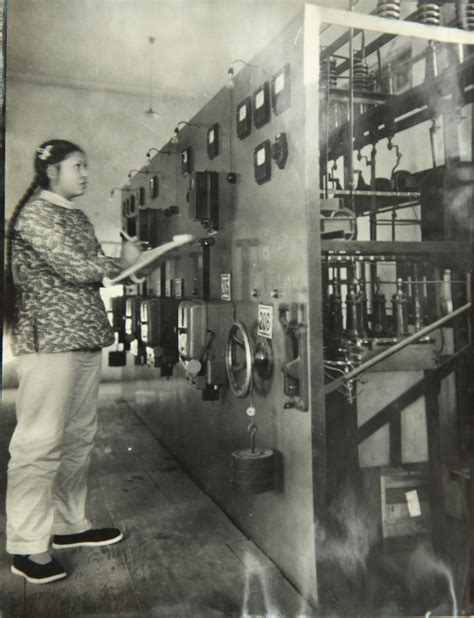 改革开放初期，雅安老一辈电力工人在电力设备前抄表-北纬网（雅安新闻网）