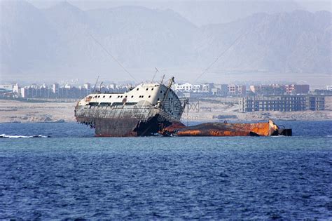 河上失事的废弃船高清摄影大图-千库网