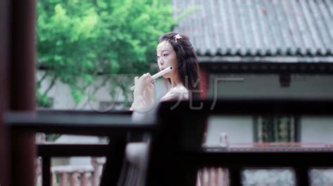 头像意境古风吹笛子女生