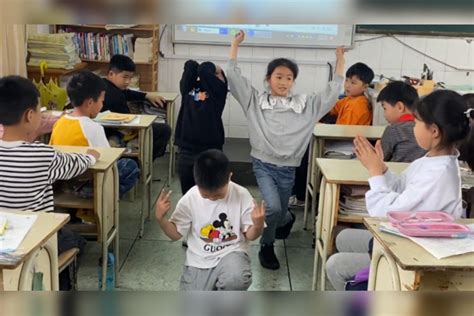 陕西：儿歌《孤勇者》小学生都会唱，老师对上暗号瞬间燃起来了_新浪新闻