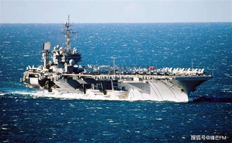 94年的窝囊一扫而空，06年宋级潜艇与小鹰号合影，摧毁很简单_美国海军