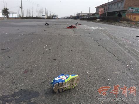夫妇俩骑摩托车带娃报名幼儿园 遇车祸身亡孩子重伤_新闻频道_中国青年网