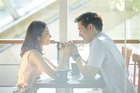 室内咖啡馆约会的年轻情侣高清图片下载-正版图片502089704-摄图网