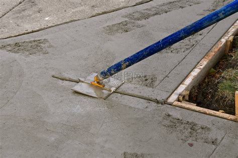 混凝土工人在行道修理工程的湿泥巴高清图片下载-正版图片505539102-摄图网